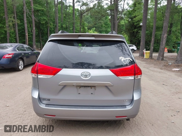 2012 Toyota Sienna LE AAS z VIN 5TDKK3DC7CS222416, wystawiony jako IAAI lot #42360994 z przebiegiem 241 498 mil mil oraz . Historia ofert i sprzedaży dostępna na DreamBid. Obrazek 16.