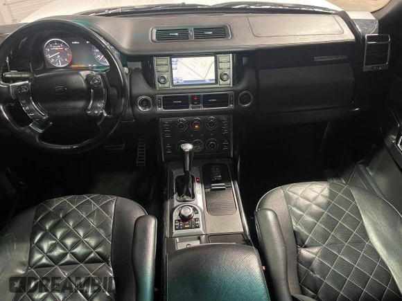 2011 Land Rover Range Rover SC z VIN SALMF1E46BA357805, wystawiony jako Copart lot #88178825 z przebiegiem 120 381 mil mil oraz Czysty tytuł • Clean title. Historia ofert i sprzedaży dostępna na DreamBid. Obrazek 9.