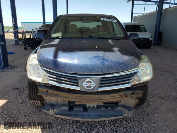 2009 Nissan Versa S z VIN 3N1BC11E89L399629, wystawiony jako Copart lot #57353335 z przebiegiem 169 245 mil mil oraz Szkoda całkowita • Salvage title. Historia ofert i sprzedaży dostępna na DreamBid. Obrazek 5.