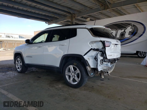 2023 Jeep Compass Latitude z VIN 3C4NJDBN0PT561850, wystawiony jako Copart lot #60563465 z przebiegiem 50 881 mil mil oraz Czysty tytuł • Clean title. Historia ofert i sprzedaży dostępna na DreamBid. Obrazek 2.