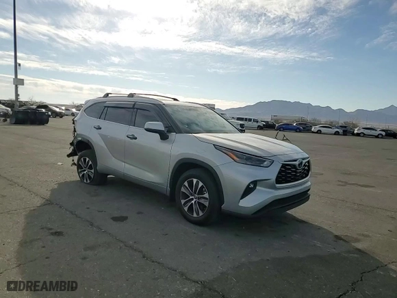 2022 Toyota Highlander XLE with VIN 5TDHZRBH1NS586955, listed as a Copart auction lot 43967865 with 33,214 mi miles and Salvage Title. Bid and sale history available at carsss.com. Image 11.