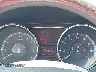 2013 Hyundai Sonata GLS z VIN 5NPEB4AC2DH594583, wystawiony jako IAAI lot #42328518 z przebiegiem 142 504 mil mil oraz . Historia ofert i sprzedaży dostępna na DreamBid. Obrazek 7.
