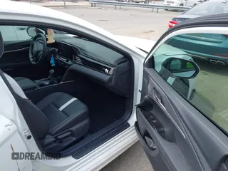 2025 Toyota Camry LE z VIN 4T1DAACK0SU076570, wystawiony jako IAAI lot #42095067 z przebiegiem 9 165 mil mil oraz . Historia ofert i sprzedaży dostępna na DreamBid. Obrazek 5.