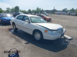 2002 Lincoln Town Car Executive z VIN 1LNHM81W32Y654077, wystawiony jako IAAI lot #42064639 z przebiegiem 178 677 mil mil oraz . Historia ofert i sprzedaży dostępna na DreamBid. Obrazek 1.