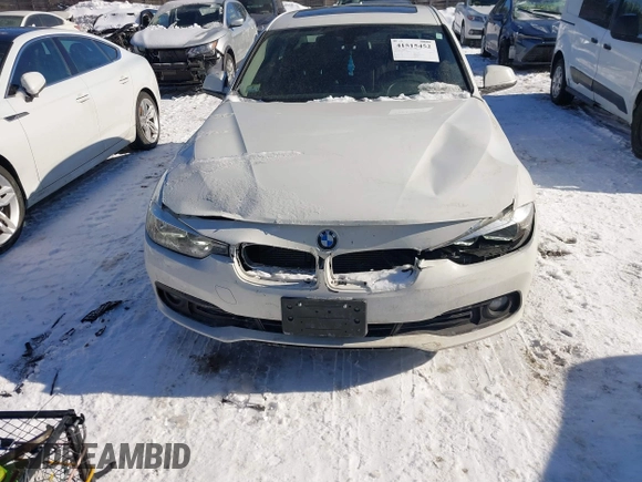 2016 BMW 3 Series 320i xDrive z VIN WBA8E5G59GNT93445, wystawiony jako IAAI lot #41515452 z przebiegiem 96 437 mil mil oraz . Historia ofert i sprzedaży dostępna na DreamBid. Obrazek 6.