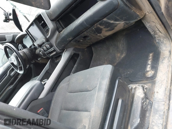 2022 Ram 1500 Big Horn z VIN 1C6SRFBT1NN282837, wystawiony jako IAAI lot #41492037 z przebiegiem 75 034 mil mil oraz . Historia ofert i sprzedaży dostępna na DreamBid. Obrazek 5.