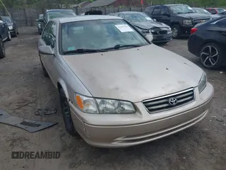 2000 Toyota Camry LE z VIN 4T1BF22K5YU938013, wystawiony jako IAAI lot #42477316 z przebiegiem 239 736 mil mil oraz . Historia ofert i sprzedaży dostępna na DreamBid. Obrazek 1.