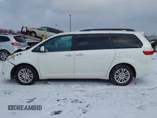 2017 Toyota Sienna XLE Auto Access Seat with VIN 5TDYZ3DC4HS852620, listed as a IAAI auction lot 40988036 with 82,581 mi miles. Bid and sale history available at carsss.com. Image 15.