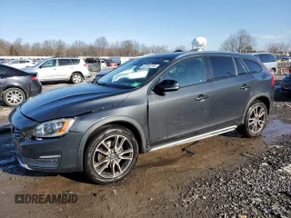 2015 Volvo V60 Cross Country T5 with VIN YV4612HK4F1000141, listed as a Copart auction lot 42958755 with 84,947 mi miles and Salvage Title. Bid and sale history available at carsss.com. Image 1.