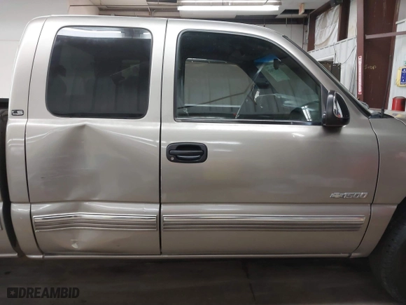 2000 Chevrolet Silverado 1500 LT with VIN 1GCEK19T4YE162277, listed as a IAAI auction lot 41777032 with 235,337 mi miles. Bid and sale history available at carsss.com. Image 13.