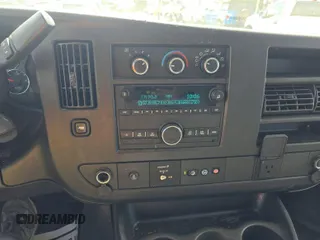 2021 Chevrolet Express Cargo z VIN 1GCWGAFPXM1166123, wystawiony jako IAAI lot #42566386 z przebiegiem 112 553 mil mil oraz . Historia ofert i sprzedaży dostępna na DreamBid. Obrazek 13.