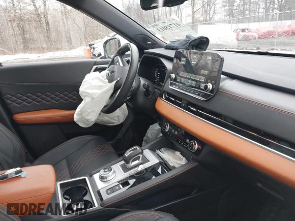 2024 Mitsubishi Outlander SEL z VIN JA4J4WA89RZ056649, wystawiony jako IAAI lot #41715013 z przebiegiem 7 835 mil mil oraz . Historia ofert i sprzedaży dostępna na DreamBid. Obrazek 5.