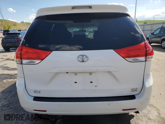 2011 Toyota Sienna XLE z VIN 5TDDK3DC1BS021487, wystawiony jako Copart lot #56468965 z przebiegiem 150 311 mil mil oraz Czysty tytuł • Clean title. Historia ofert i sprzedaży dostępna na DreamBid. Obrazek 6.
