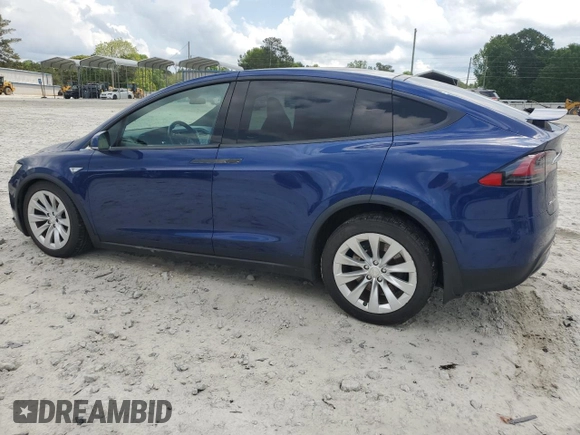 2016 Tesla Model X 70D z VIN 5YJXCBE27GF007972, wystawiony jako Copart lot #53945325 z przebiegiem 83 395 mil mil oraz Szkody całkowita. Historia ofert i sprzedaży dostępna na DreamBid. Obrazek 2.