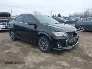 2020 Chevrolet Sonic LT z VIN 1G1JD5SB5L4110486, wystawiony jako IAAI lot #41727878 z przebiegiem 96 318 mil mil oraz . Historia ofert i sprzedaży dostępna na DreamBid. Obrazek 1.
