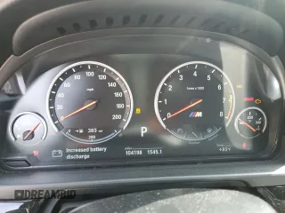 2016 BMW M5 z VIN WBSFV9C55GD595799, wystawiony jako Copart lot #65708864 z przebiegiem 104 198 mil mil oraz Szkoda całkowita • Salvage title. Historia ofert i sprzedaży dostępna na DreamBid. Obrazek 9.