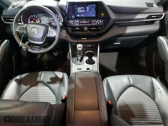 2024 Toyota Highlander LE z VIN 5TDKDRAH1RS537296, wystawiony jako Copart lot #57558595 z przebiegiem 34 682 mil mil oraz Czysty tytuł • Clean title. Historia ofert i sprzedaży dostępna na DreamBid. Obrazek 8.