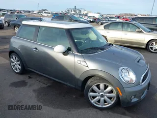 2009 MINI Hardtop S z VIN WMWMF73589TT95439, wystawiony jako IAAI lot #41738539 z przebiegiem 98 705 mil mil oraz . Historia ofert i sprzedaży dostępna na DreamBid. Obrazek 1.