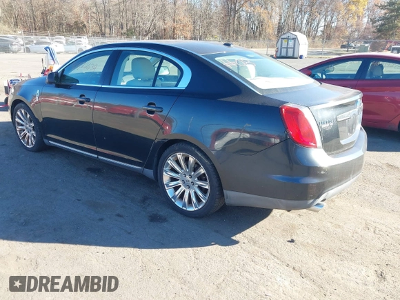 2011 Lincoln MKS EcoBoost z VIN 1LNHL9FT1BG608776, wystawiony jako IAAI lot #40822634 z przebiegiem 117 458 mil mil oraz . Historia ofert i sprzedaży dostępna na DreamBid. Obrazek 3.
