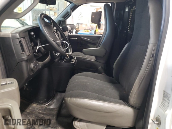 2020 GMC Savana Cargo z VIN 1GTW7AFG1L1220424, wystawiony jako Copart lot #43841725 z przebiegiem 79 099 mil mil oraz Szkody całkowita. Historia ofert i sprzedaży dostępna na DreamBid. Obrazek 7.