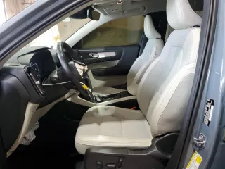 2020 Volvo XC40 Momentum z VIN YV4162UK4L2200587, wystawiony jako Copart lot #55737555 z przebiegiem 32 785 mil mil oraz Szkody całkowita. Historia ofert i sprzedaży dostępna na DreamBid. Obrazek 7.