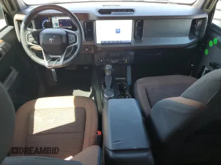 2023 Ford Bronco z VIN 1FMDE5BH4PLA99848, wystawiony jako Copart lot #49833595 z przebiegiem 29 101 mil mil oraz Szkody całkowita. Historia ofert i sprzedaży dostępna na DreamBid. Obrazek 8.