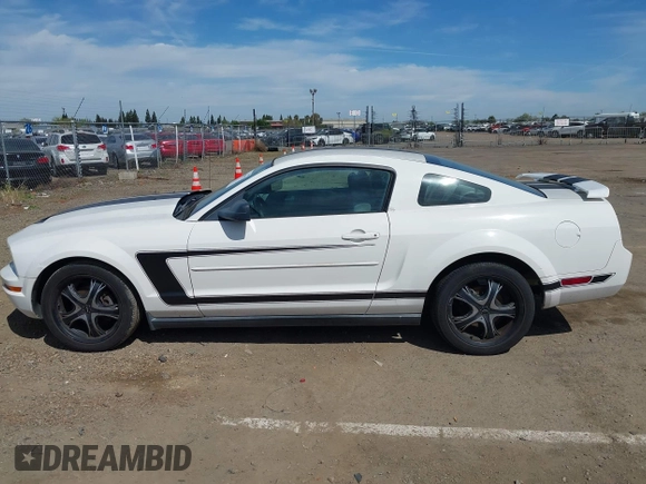 2008 Ford Mustang Deluxe with VIN 1ZVHT80NX85158801, listed as a IAAI auction lot 42015572 with 184,920 mi miles. Bid and sale history available at carsss.com. Image 14.