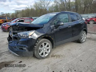 2020 Buick Encore Essence z VIN KL4CJGSB3LB033577, wystawiony jako Copart lot #53960845 z przebiegiem 57 581 mil mil oraz Szkody całkowita. Historia ofert i sprzedaży dostępna na DreamBid. Obrazek 1.