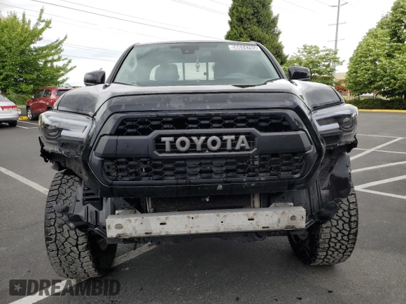 2022 Toyota Tacoma SR z VIN 3TYRZ5CN1NT016153, wystawiony jako Copart lot #56624785 z przebiegiem 88 633 mil mil oraz Czysty tytuł • Clean title. Historia ofert i sprzedaży dostępna na DreamBid. Obrazek 5.
