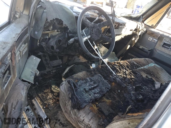 1989 Chevrolet Suburban z VIN 1GNGV26K8KF128711, wystawiony jako Copart lot #46658895 z przebiegiem Nie podano mil oraz Szkoda całkowita • Salvage title. Historia ofert i sprzedaży dostępna na DreamBid. Obrazek 8.