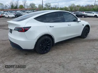 2022 Tesla Model Y Long Range z VIN 7SAYGDEE7NF385207, wystawiony jako IAAI lot #42054449 z przebiegiem 52 834 mil mil oraz . Historia ofert i sprzedaży dostępna na DreamBid. Obrazek 4.