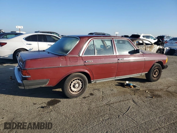 1983 Mercedes-Benz 300 D z VIN WDBAB33A8DB029422, wystawiony jako Copart lot #41494185 z przebiegiem 194 507 mil mil oraz Szkoda całkowita • Salvage title. Historia ofert i sprzedaży dostępna na DreamBid. Obrazek 3.