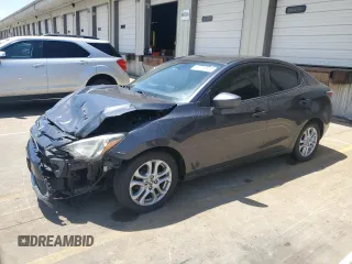 2016 Scion iA z VIN 3MYDLBZV6GY105453, wystawiony jako Copart lot #57096935 z przebiegiem 128 491 mil mil oraz Szkoda całkowita • Salvage title. Historia ofert i sprzedaży dostępna na DreamBid. Obrazek 1.