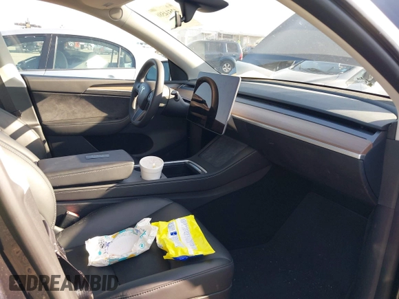 2024 Tesla Model Y z VIN 7SAYGDED8RF158878, wystawiony jako IAAI lot #42514586 z przebiegiem 18 594 mil mil oraz . Historia ofert i sprzedaży dostępna na DreamBid. Obrazek 5.