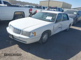 1999 Cadillac DeVille z VIN 1G6KD54Y6XU728681, wystawiony jako IAAI lot #41362191 z przebiegiem 163 540 mil mil oraz . Historia ofert i sprzedaży dostępna na DreamBid. Obrazek 2.