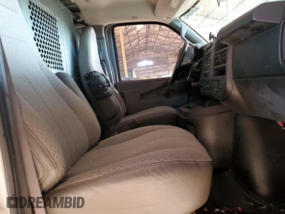 2017 GMC Savana Cargo z VIN 1GTW7AFF3H1297844, wystawiony jako Copart lot #56349845 z przebiegiem 241 498 mil mil oraz Tytuł czysty. Historia ofert i sprzedaży dostępna na DreamBid. Obrazek 10.