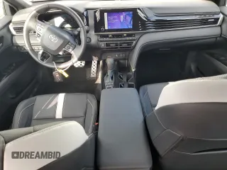 2025 Toyota Camry LE z VIN 4T1DAACK9SU539063, wystawiony jako Copart lot #54792415 z przebiegiem 3 958 mil mil oraz Szkoda całkowita • Salvage title. Historia ofert i sprzedaży dostępna na DreamBid. Obrazek 8.