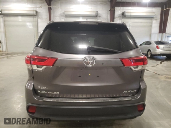 2018 Toyota Highlander SE z VIN 5TDJZRFH8JS528329, wystawiony jako Copart lot #56682465 z przebiegiem 131 082 mil mil oraz Szkoda całkowita • Salvage title. Historia ofert i sprzedaży dostępna na DreamBid. Obrazek 6.