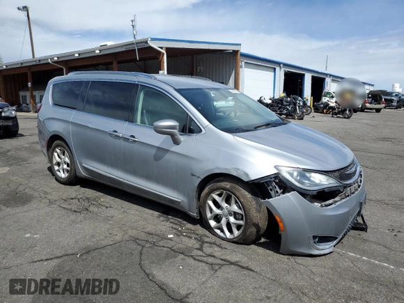 2018 Chrysler Pacifica Touring L z VIN 2C4RC1BG7JR311964, wystawiony jako Copart lot #54769725 z przebiegiem 105 062 mil mil oraz Szkoda całkowita • Salvage title. Historia ofert i sprzedaży dostępna na DreamBid. Obrazek 4.