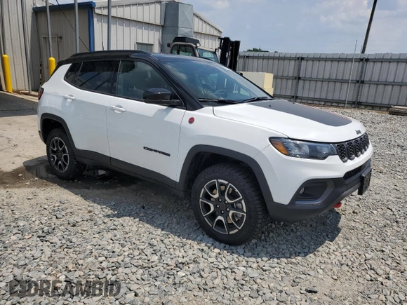 2025 Jeep Compass Trailhawk с VIN 3C4NJDDN6ST522993, выставлен на аукционе Copart как лот 62608575 с пробегом 9 714 миль миль и Чистый • Clean title. История ставок и продаж доступна на DreamBid. Изображение 4.