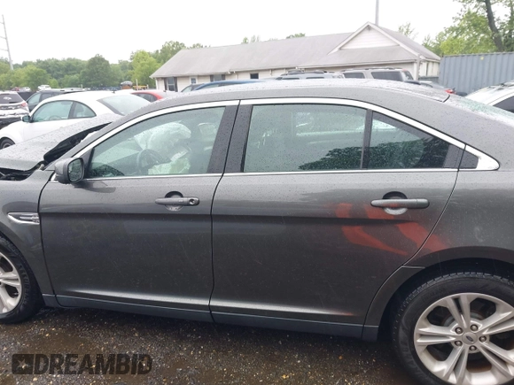 2018 Ford Taurus SEL z VIN 1FAHP2E85JG101221, wystawiony jako IAAI lot #42242127 z przebiegiem 123 787 mil mil oraz . Historia ofert i sprzedaży dostępna na DreamBid. Obrazek 15.