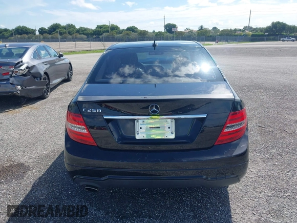 2014 Mercedes-Benz C 250 Sport с VIN WDDGF4HB1ER306501, выставлен на аукционе IAAI как лот 42261939 с пробегом 69 729 миль миль и . История ставок и продаж доступна на DreamBid. Изображение 17.