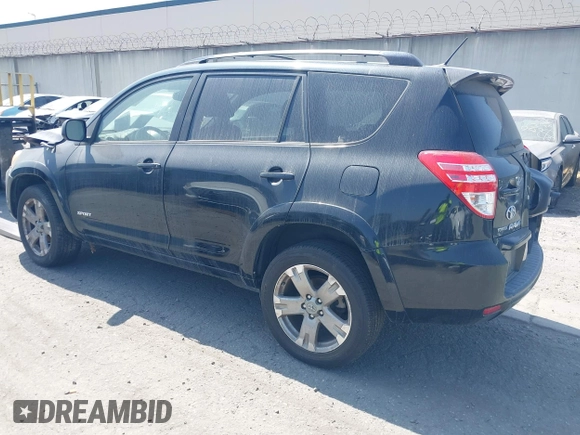 2010 Toyota RAV4 Sport z VIN JTMWF4DV9AD018951, wystawiony jako IAAI lot #41610873 z przebiegiem 149 900 mil mil oraz . Historia ofert i sprzedaży dostępna na DreamBid. Obrazek 3.