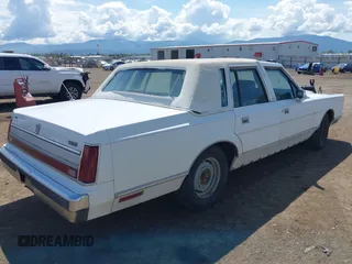 1989 Lincoln Town Car z VIN 1LNBM81FXKY640618, wystawiony jako IAAI lot #42290055 z przebiegiem 36 095 mil mil oraz . Historia ofert i sprzedaży dostępna na DreamBid. Obrazek 4.