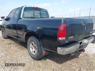 1997 Ford F-150 XL z VIN 1FTEX17L8VNB96786, wystawiony jako IAAI lot #42284370 z przebiegiem 163 227 mil mil oraz . Historia ofert i sprzedaży dostępna na DreamBid. Obrazek 3.