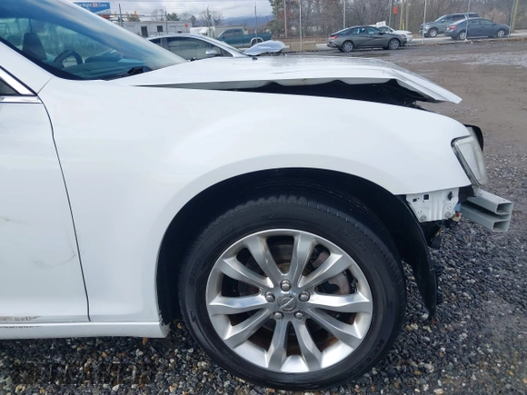 2019 Chrysler 300 Limited with VIN 2C3CCAKGXKH577948, listed as a IAAI auction lot 40908813 with 117,602 mi miles. Bid and sale history available at carsss.com. Image 19.