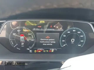 2022 Audi e-tron Premium z VIN WA1AAAGE2NB040546, wystawiony jako IAAI lot #41813053 z przebiegiem 47 002 mil mil oraz . Historia ofert i sprzedaży dostępna na DreamBid. Obrazek 7.