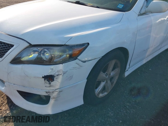 2011 Toyota Camry LE z VIN 4T1BF3EK9BU623949, wystawiony jako IAAI lot #42141513 z przebiegiem Nie podano mil oraz . Historia ofert i sprzedaży dostępna na DreamBid. Obrazek 6.