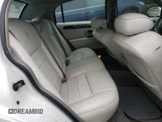 2000 Lincoln Town Car Signature z VIN 1LNHM82W9YY913288, wystawiony jako Copart lot #58776435 z przebiegiem 77 552 mil mil oraz Czysty tytuł • Clean title. Historia ofert i sprzedaży dostępna na DreamBid. Obrazek 10.