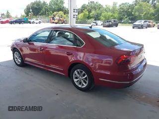 2017 Volkswagen Passat S z VIN 1VWAT7A38HC056207, wystawiony jako IAAI lot #42586003 z przebiegiem 114 329 mil mil oraz . Historia ofert i sprzedaży dostępna na DreamBid. Obrazek 3.